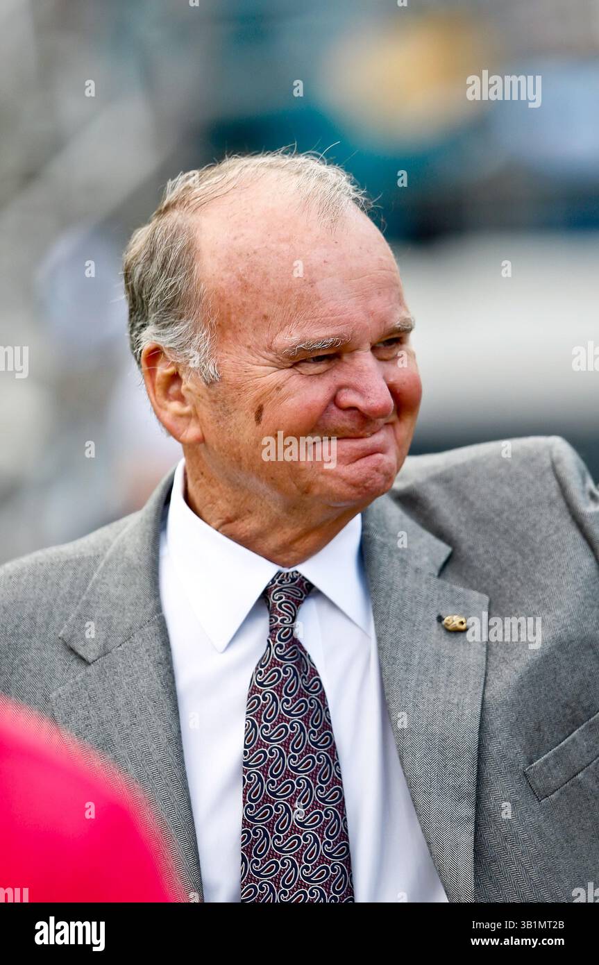 21 novembre 2010: Wayne Weaver proprietario della squadra dei Jacksonville Jaguars prima dell'inizio del primo tempo tra la AFC South Conference i Jacksonville Jaguars e la AFC North Conference i Cleveland Browns all'EverBank Field di Jacksonville, Florida. (Immagine di credito: © Gray Quetti/Cal Sport Media/ZUMAPRESS.com) Foto Stock