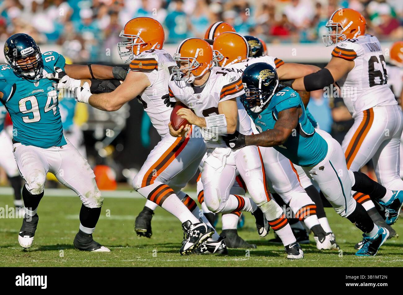 21 novembre 2010: Il quarterback dei Jacksonville Jaguars Luke McCown (12) viene svincolato dal defensive end Derrick Harvey (91) durante l'azione tra la AFC South Conference i Jacksonville Jaguars e la AFC North Conference i Cleveland Browns all'EverBank Field di Jacksonville, Florida. Jacksonville ha sconfitto Cleveland 24-20. (Immagine di credito: © Gray Quetti/Cal Sport Media/ZUMAPRESS.com) Foto Stock