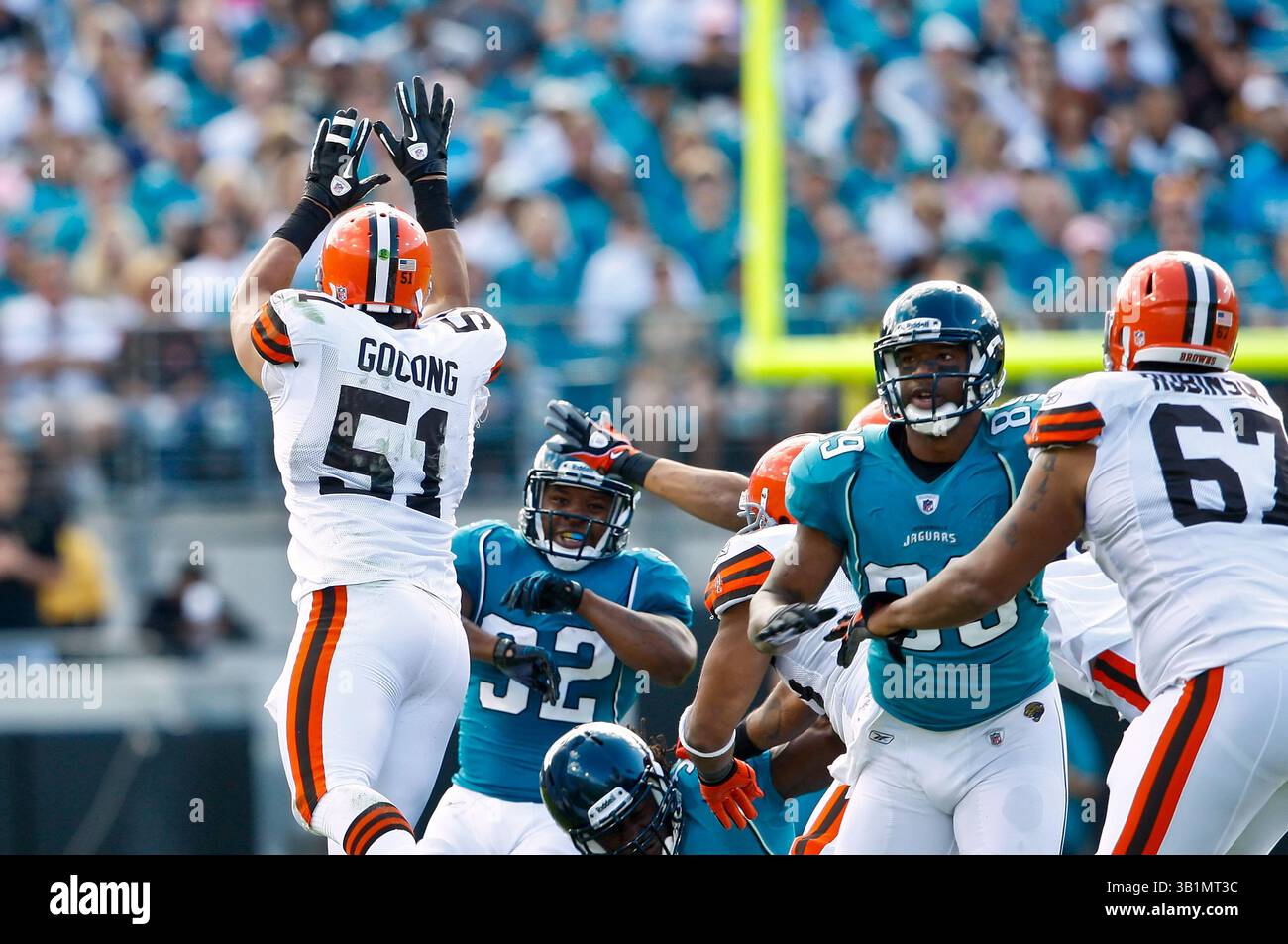 21 novembre 2010: Il linebacker dei Cleveland Browns Chris Gocong (51) salta su per bloccare un half back pass del running back dei Jacksonville Jaguars Maurice Jones-Drew (32) durante il primo tempo tra la AFC South Conference i Jacksonville Jaguars e la AFC North Conference i Cleveland Browns all'EverBank Field di Jacksonville, Florida. (Immagine di credito: © Gray Quetti/Cal Sport Media/ZUMAPRESS.com) Foto Stock