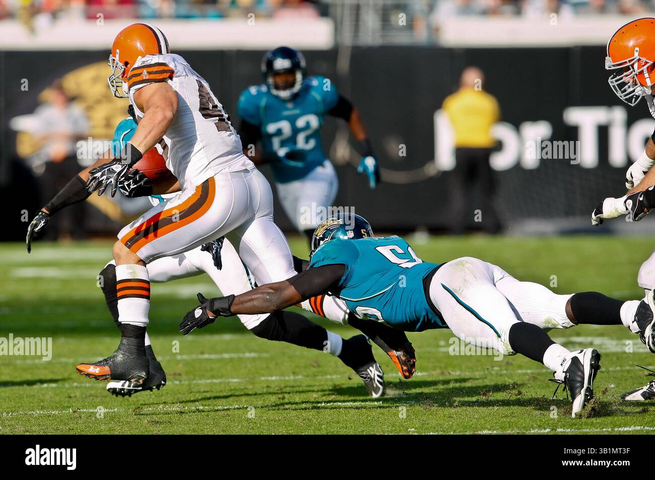 21 novembre 2010: Il running back dei Cleveland Browns Peyton Hillis (40) viene placcato dal linebacker dei Jacksonville Jaguars Justin Durant (56) durante l'azione tra la AFC South Conference i Jacksonville Jaguars e la AFC North Conference i Cleveland Browns all'EverBank Field di Jacksonville, Florida. Jacksonville ha sconfitto Cleveland 24-20. (Immagine di credito: © Gray Quetti/Cal Sport Media/ZUMAPRESS.com) Foto Stock