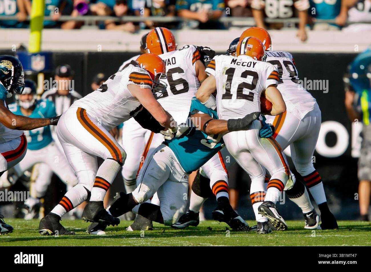 21 novembre 2010: Il quarterback dei Cleveland Browns Colt McCoy (12) viene svincolato dal defensive end dei Jacksonville Jaguars Jeremy Mincey (94) durante l'azione tra la AFC South Conference i Jacksonville Jaguars e la AFC North Conference i Cleveland Browns all'EverBank Field di Jacksonville, Florida. Jacksonville ha sconfitto Cleveland 24-20. (Immagine di credito: © Gray Quetti/Cal Sport Media/ZUMAPRESS.com) Foto Stock
