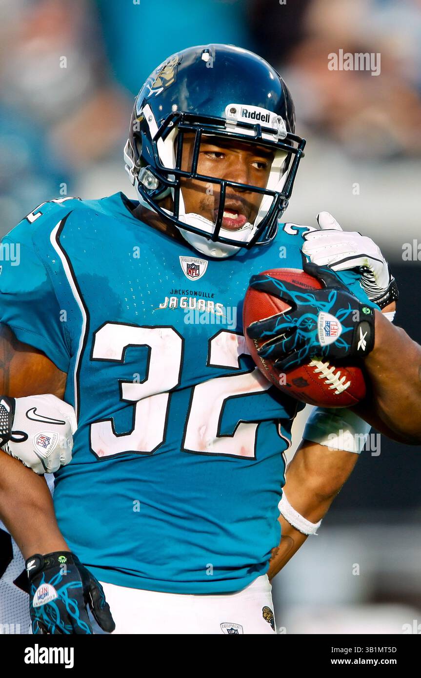 21 novembre 2010: Il running back dei Jacksonville Jaguars Maurice Jones-Drew (32) si rompe con un passaggio di 75 yard sullo schermo durante l'azione tra la AFC South Conference i Jacksonville Jaguars e la AFC North Conference i Cleveland Browns all'EverBank Field di Jacksonville, Florida. Jacksonville ha sconfitto Cleveland 24-20. (Immagine di credito: © Gray Quetti/Cal Sport Media/ZUMAPRESS.com) Foto Stock