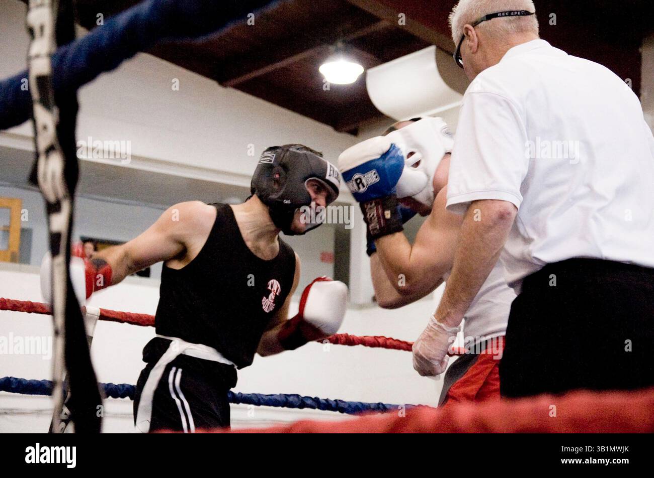21 novembre 2010 - Boston, Massachusetts, Stati Uniti - FRANK SUSI, a sinistra, schiera un duro destro contro MATT EAGAN in uno dei sei incontri amatoriali combattuti alla Dorchester Armory. (Immagine di credito: © Seamas Culligan/ZUMApress.com) Foto Stock