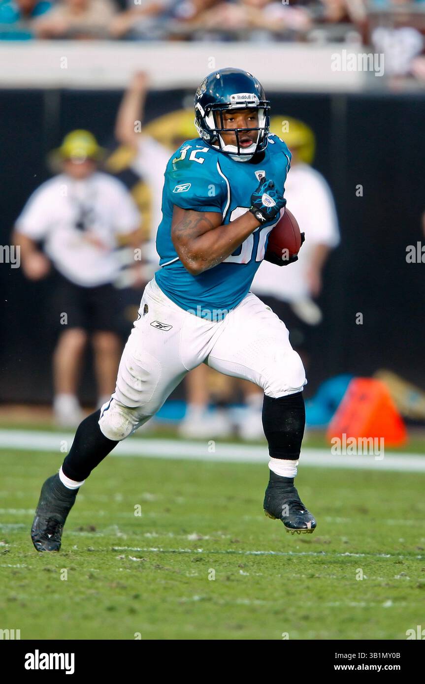 21 novembre 2010: Il running back dei Jacksonville Jaguars Maurice Jones-Drew (32) si rompe con un passaggio di 75 yard sullo schermo durante l'azione tra la AFC South Conference i Jacksonville Jaguars e la AFC North Conference i Cleveland Browns all'EverBank Field di Jacksonville, Florida. Jacksonville ha sconfitto Cleveland 24-20. (Immagine di credito: © Gray Quetti/Cal Sport Media/ZUMAPRESS.com) Foto Stock