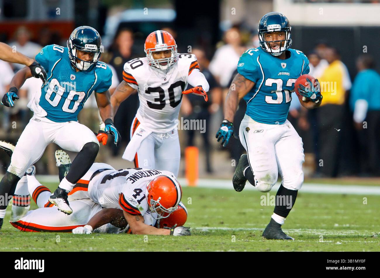 21 novembre 2010: Il running back dei Jacksonville Jaguars Maurice Jones-Drew (32) si rompe con un passaggio di 75 yard sullo schermo durante l'azione tra la AFC South Conference i Jacksonville Jaguars e la AFC North Conference i Cleveland Browns all'EverBank Field di Jacksonville, Florida. Jacksonville ha sconfitto Cleveland 24-20. (Immagine di credito: © Gray Quetti/Cal Sport Media/ZUMAPRESS.com) Foto Stock