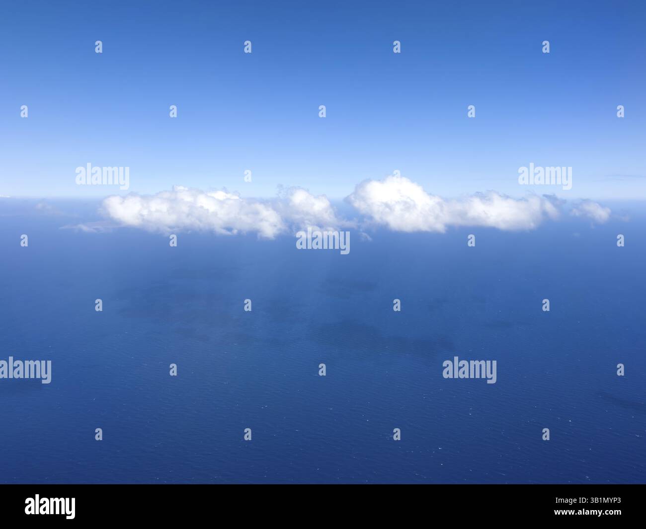 Vista dall'aeroplano ad alta quota delle nuvole bianche Altocumulus che si librano sul Mediterraneo, internazionale Foto Stock