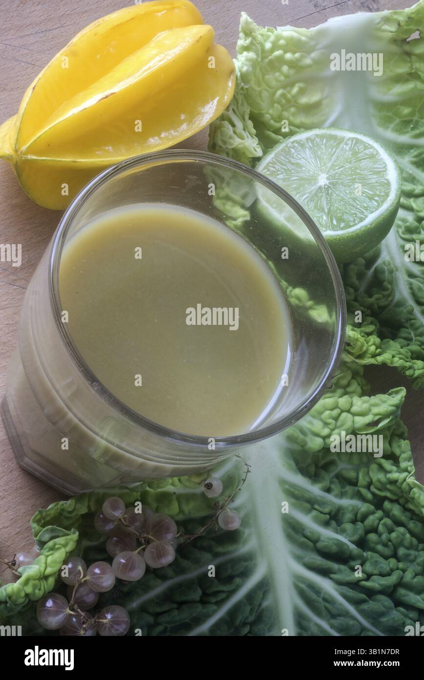 Frullato verde con cavolo savoy Foto Stock