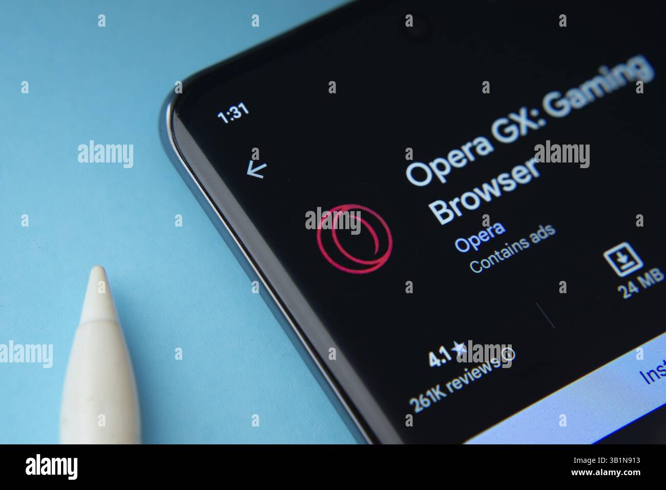 Dacca, Bangladesh - 17 marzo 2025: L'app Opera GX di Google PlayStore viene visualizzata sullo schermo di uno smartphone Foto Stock
