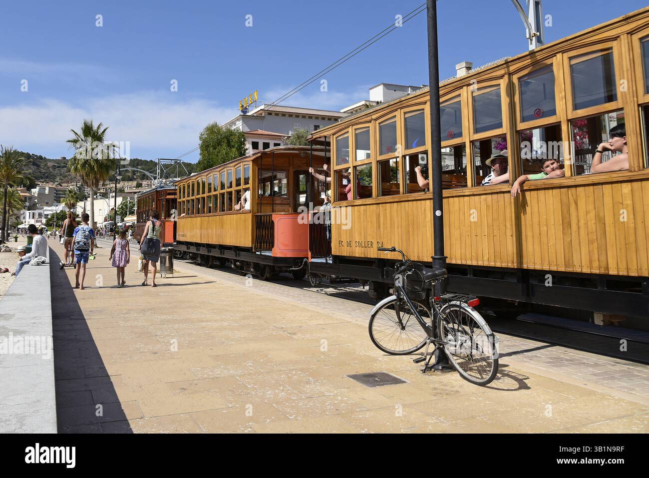 Il fulmine rosso, tram storico lungo la passeggiata, Puerto Soller, Port de Soller, Maiorca, Maiorca, isole Baleari, Isole Baleari, Spagna, Europa Foto Stock