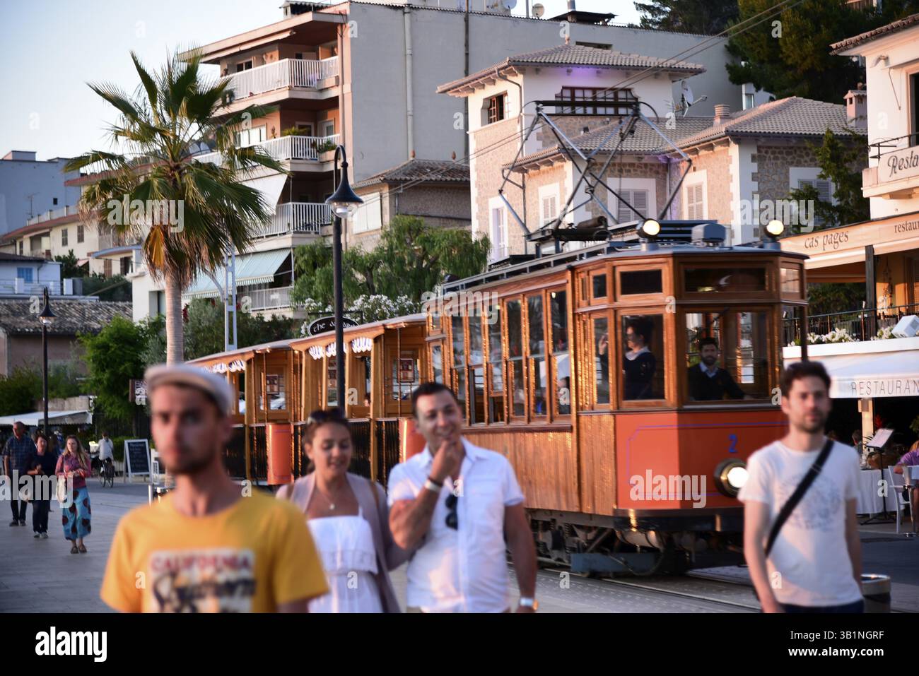 Il fulmine rosso, tram storico lungo la passeggiata, Puerto Soller, Port de Soller, Maiorca, Maiorca, isole Baleari, Isole Baleari, Spagna, Europa Foto Stock