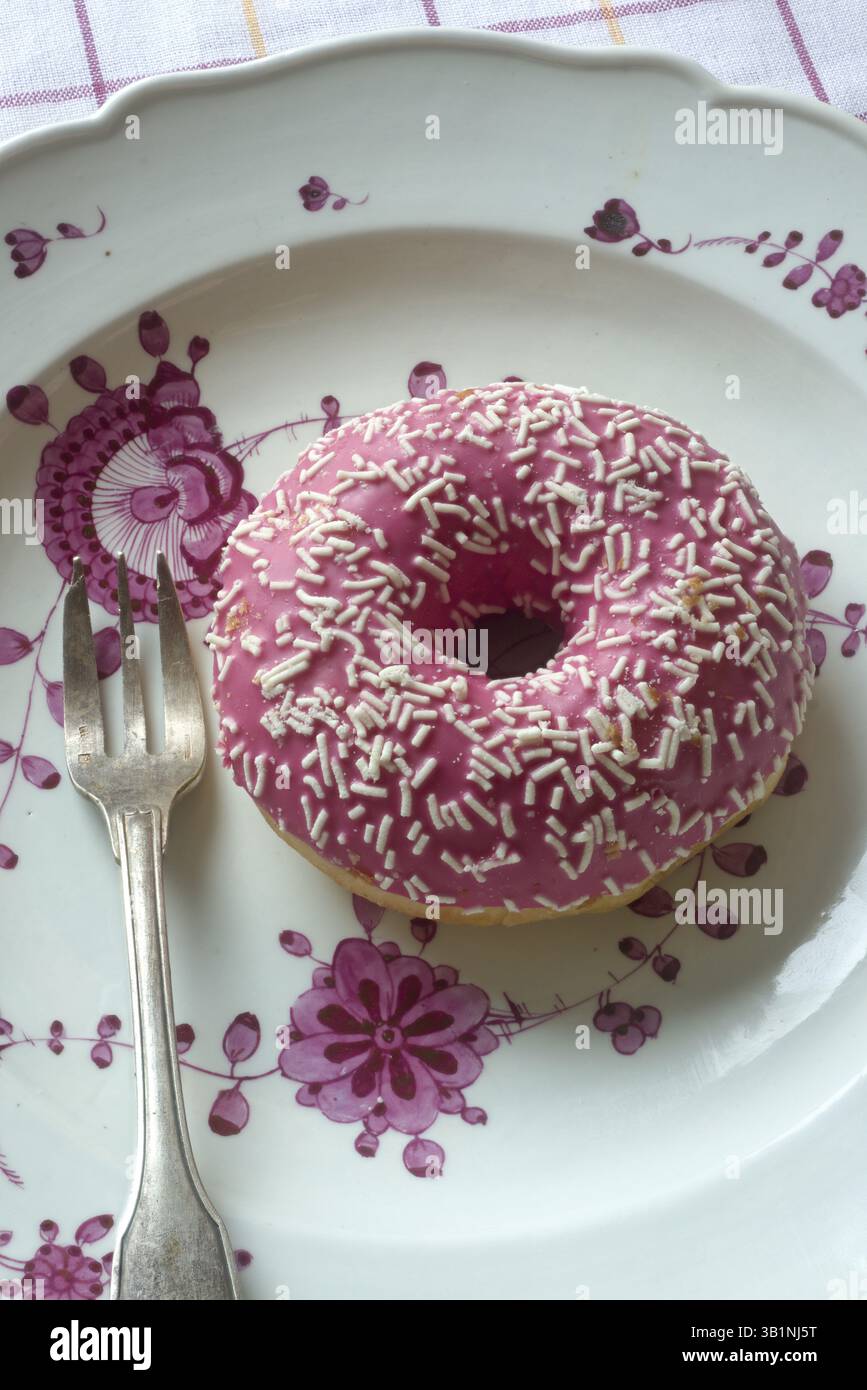 Ciambella rosa al gusto di lampone e forchetta per dolci, porcellana Meissen, il piatto risale al periodo Marcolini, 1765-1815, la decorazione è quindi Foto Stock