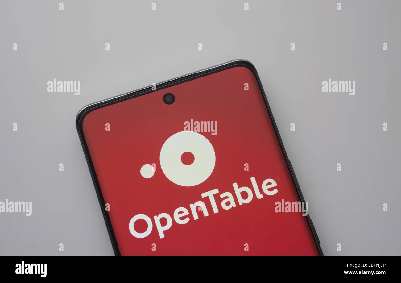 Dacca, Bangladesh - 17 marzo 2025: Il logo della tavola aperta viene visualizzato sullo schermo di uno smartphone Foto Stock