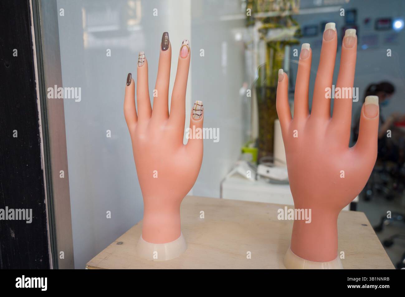 Vista ravvicinata delle mani di plastica con una bella manicure. Foto Stock