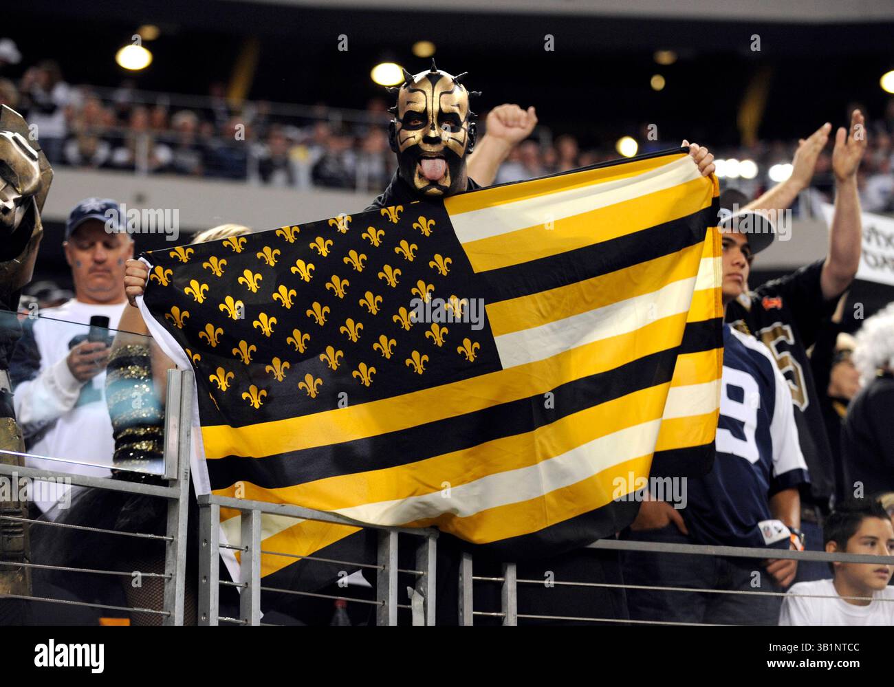 25 novembre 2010: Un fan dei Saints mostra il suo spirito durante una partita di football NFL del giorno del Ringraziamento tra i Dallas Cowboys e i New Orleans Saints al Cowboys Stadium di Arlington, Texas, New Orleans sconfisse Dallas 30-27(Credit Image: © Albert pena/Cal Sport Media/ZUMAPRESS.com) Foto Stock