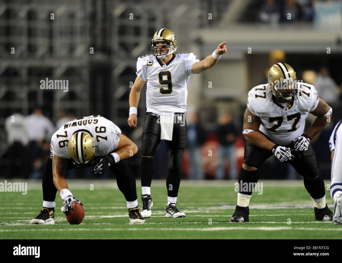 25 novembre 2010: Il quarterback dei Saints Drew Brees #9 durante una partita di football NFL del giorno del Ringraziamento tra i Dallas Cowboys e i New Orleans Saints al Cowboys Stadium di Arlington, Texas New Orleans ha sconfitto Dallas 30-27(Credit Image: © Albert pena/Cal Sport Media/ZUMAPRESS.com) Foto Stock