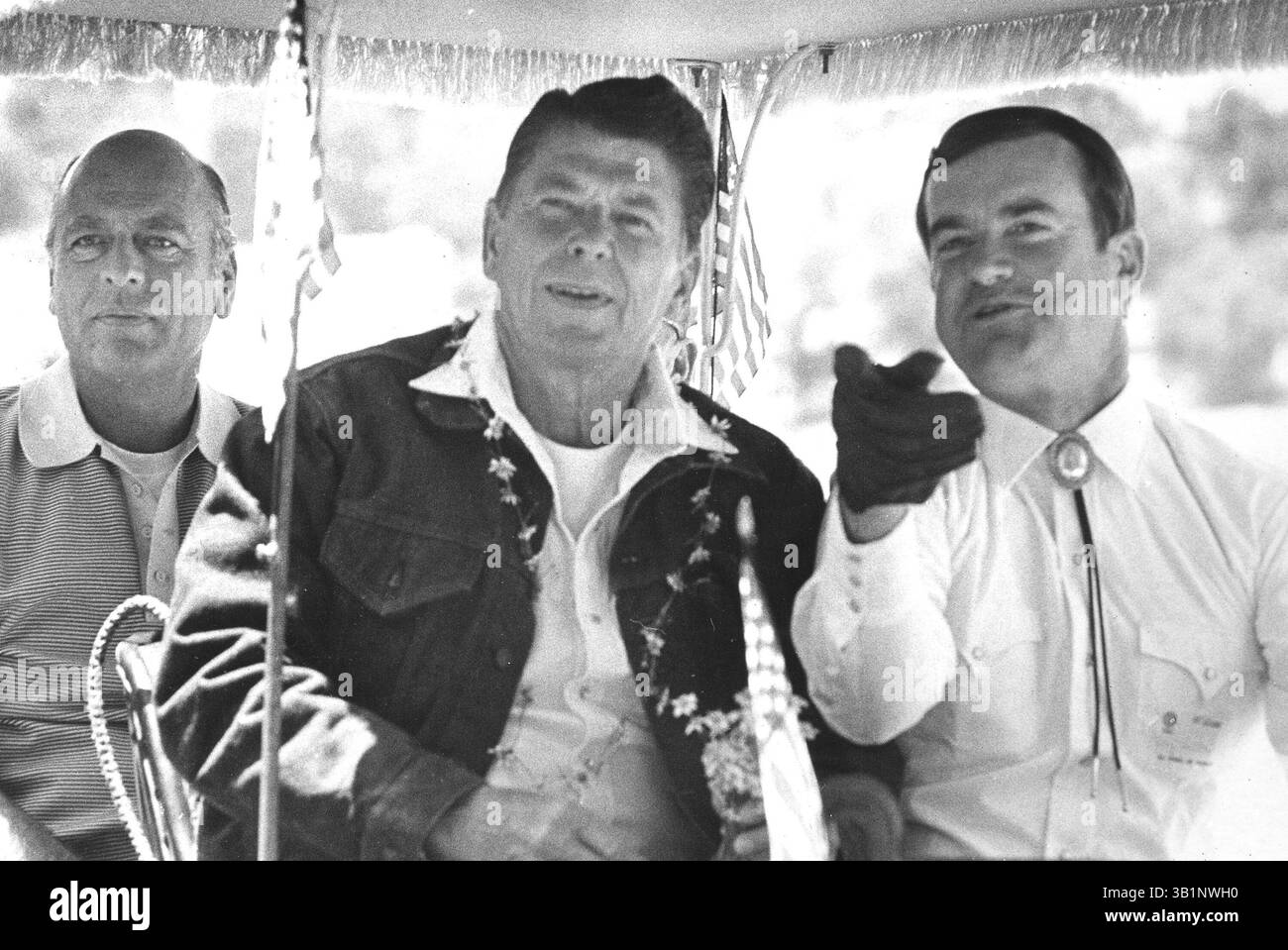 01 gennaio 1981 - Paso Robles, California, Stati Uniti - il presidente RONALD REAGAN volò nel ranch MacGillvray vicino all'evento del Pioneer Day a Paso Robles, il giudice WILLIAM CLARK sulla destra. c. 1980s, data esatta sconosciuta. (Immagine di credito: © The Tribune/ZUMAPRESS.com) Foto Stock