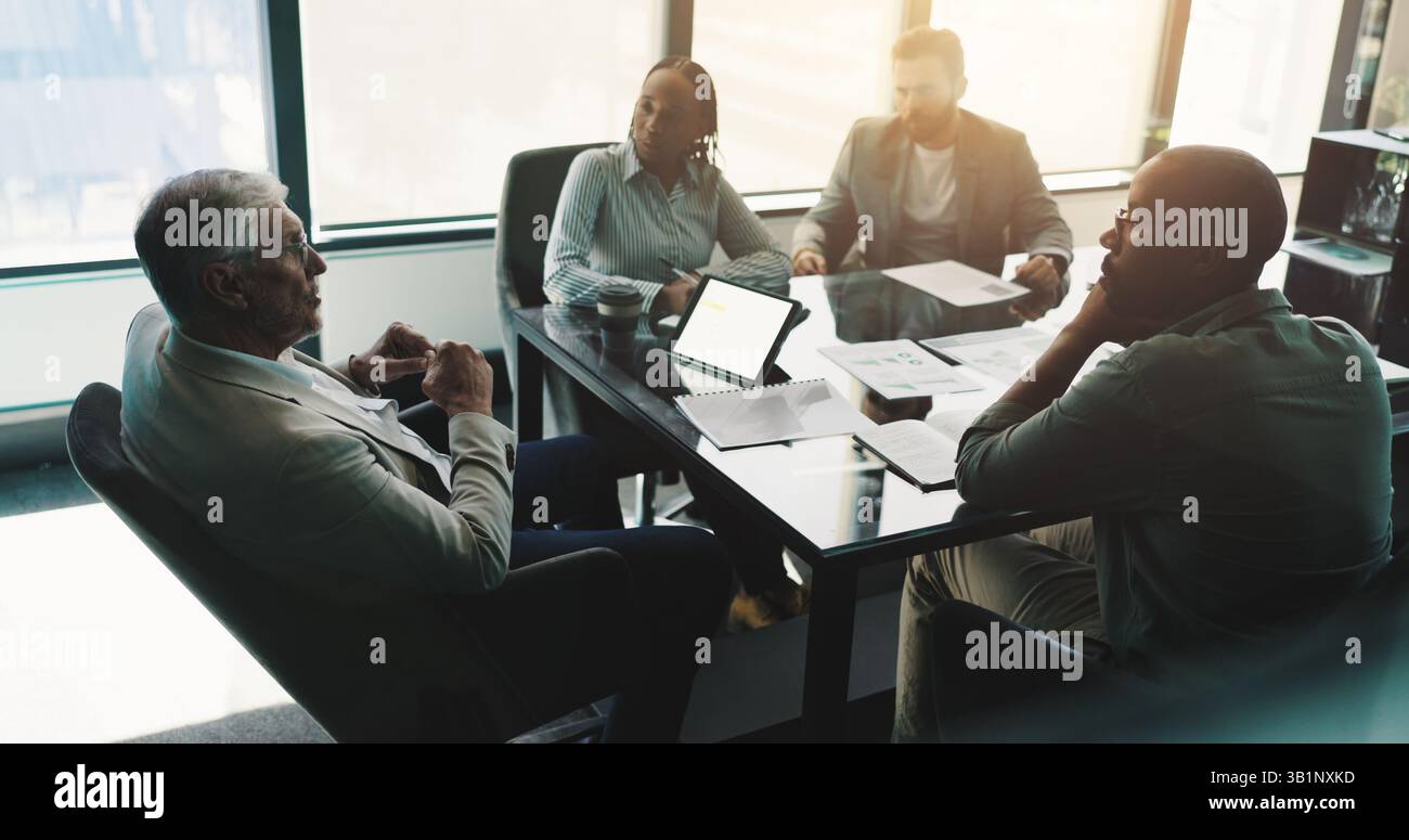 Riunione, colleghi e persone con documenti, discussione e analisi di statistiche, team e azienda. Azienda, collaborazione e aggiornamenti dei grafici in Foto Stock