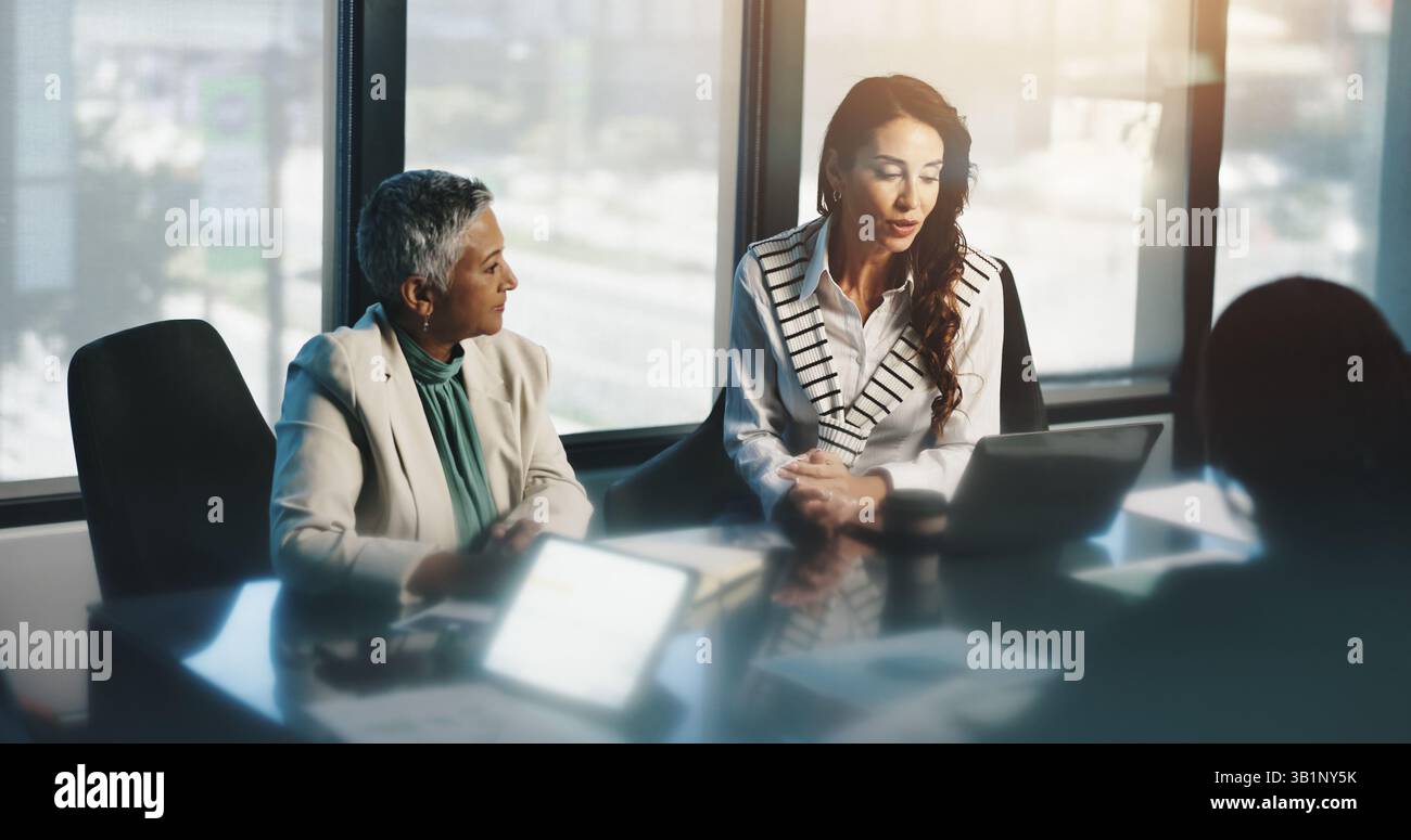 Riunioni, collaborazione e donne con notebook, revisione e discussione per statistiche, conversazioni e aziende. Aggiornamenti aziendali, di squadra e di lettura per Foto Stock