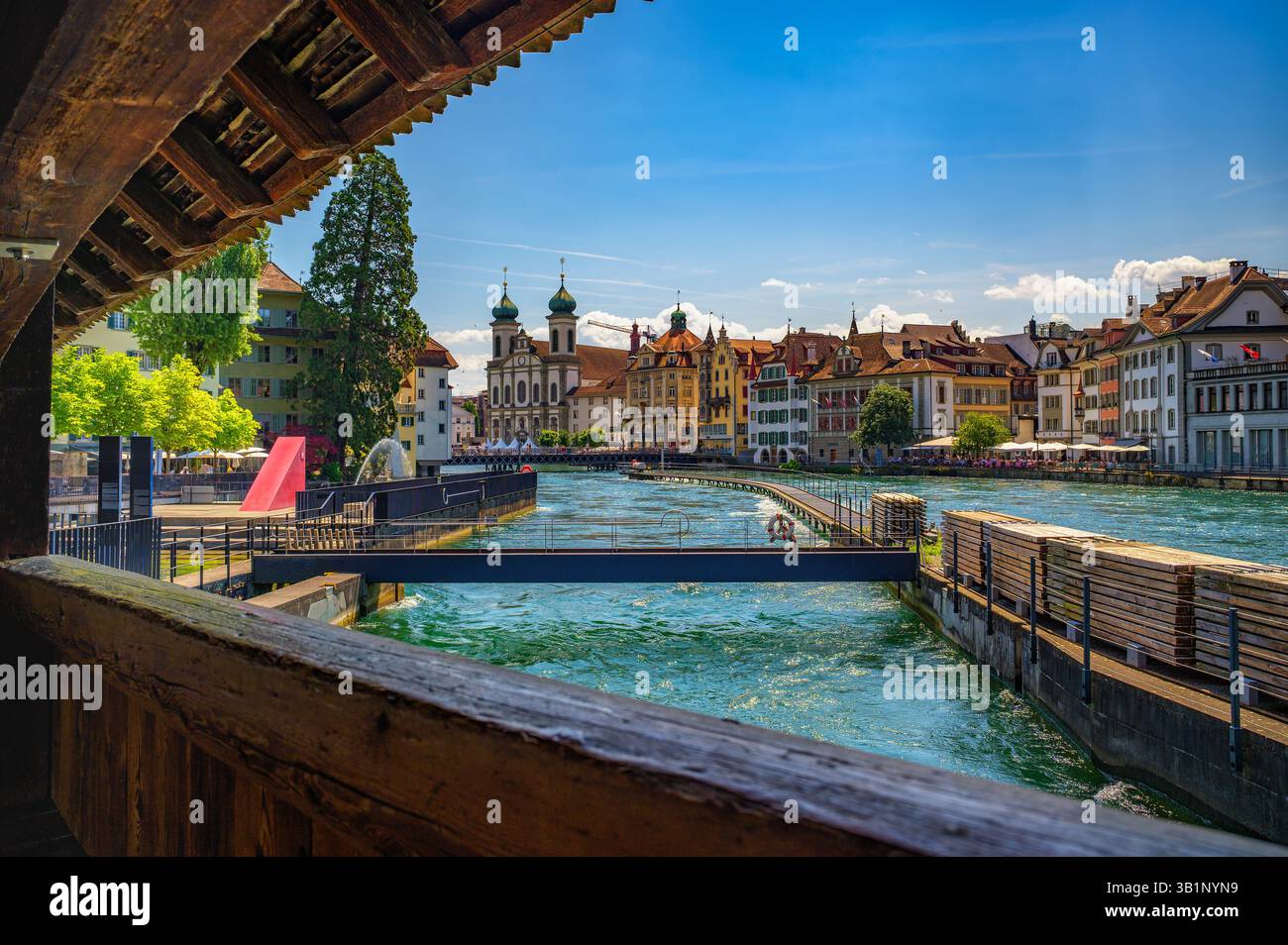 Chiesa dei Gesuiti e fiume Reuss dal ponte Reussbrucke, Lucerna, Svizzera Foto Stock