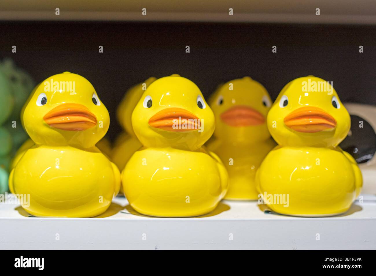 graziose anatre gialle per nuotare al supermercato Foto Stock