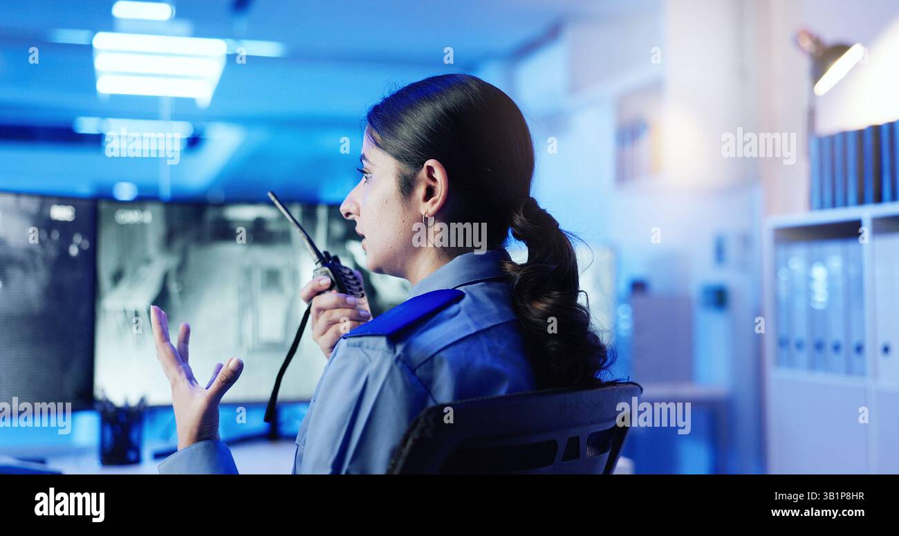 Donna, guardia di sicurezza o radio con sorveglianza per segnale, comunicazione o allarme salute e sicurezza. Donna, agente o che parla con l'audio Foto Stock