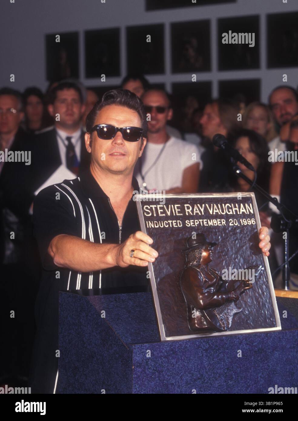 00 DICEMBRE 1996 - STEVIE RAY VAUGHAN. HOLLYWOOD'S ROCKWALK ONORA IL DEFUNTO STEVIE RAY VAUGHAN JIMMIE VAUGHAN SVELA LA PLACCA COMMENORATIVE 1996.K6247FB.(CREDIT IMAGE: © GLOBE PHOTOS/ZUMAPRESS.COM) Foto Stock