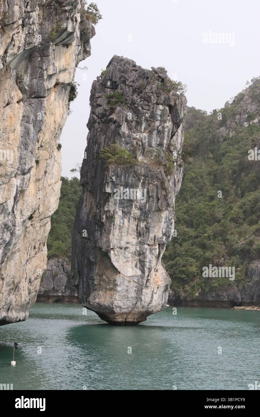 Scogliera unica a ha Long/LAN ha Bay Foto Stock