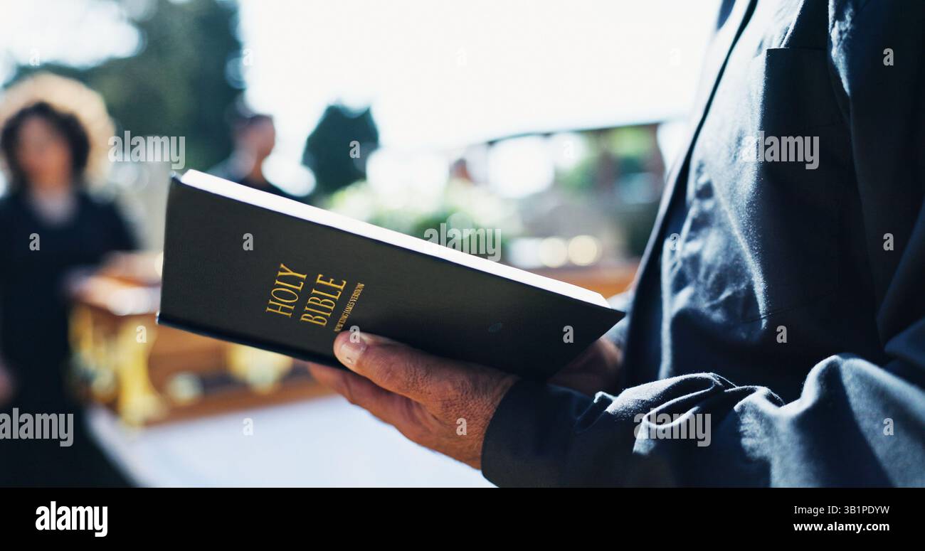 Bibbia, chiesa e mani dell'uomo al funerale per rispetto, cerimonia o addio spirituale. Dolore, culto e persona maschile con libro sacro per il memoriale Foto Stock