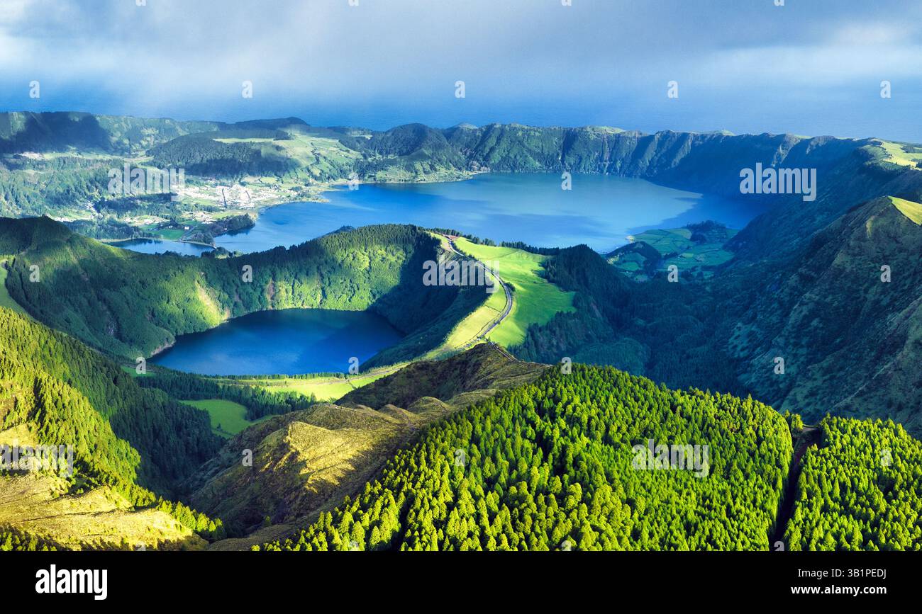 Bellissimo lago di Sete Cidades dal drone, Azzorre, Portogallo Europa Foto Stock