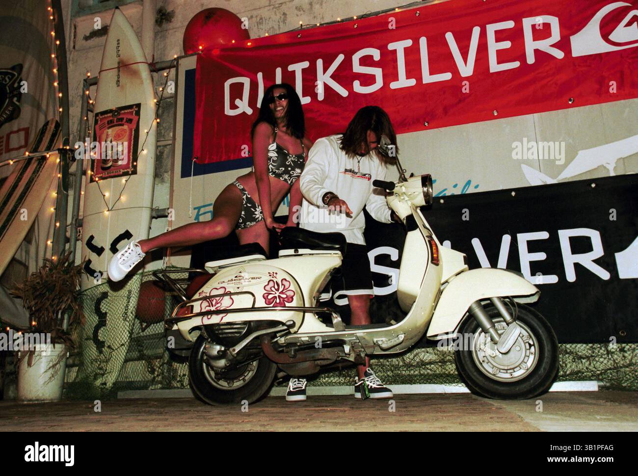 13 aprile 2001 - Hong Kong, CINA - Quicksilver surf contest a Hong Kong - una bambina in bikini sale su una vespa dopo la cerimonia di premiazione. (Immagine di credito: © Ruaridh Stewart/ZUMA Press) Foto Stock