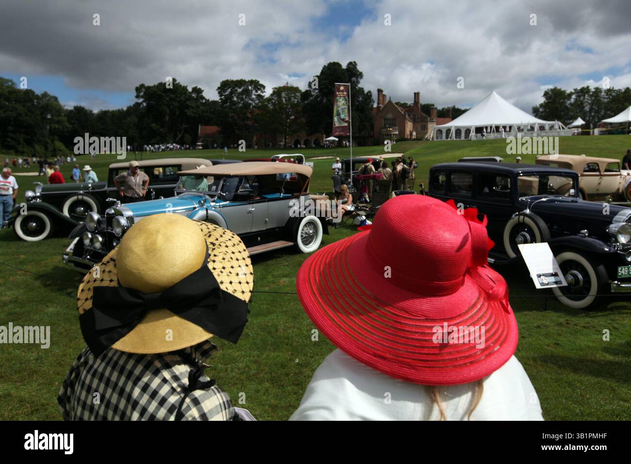 25 luglio 2010 - Michigan, Stati Uniti - sinistra, Pat Whited, di Nederland, CO, e a destra, Lyn Osborne di Castle Rock CO, ammira le auto al Concours d'Elegance of America a Meadow Brook, sul terreno della Meadow Brook Hall a Rochester, domenica 25 luglio 2010. Tehy si vestì entrambi con abiti in stile anni '1950 perché Osborne era lì mostrando una Packard del 1956. "È divertente giocare a vestirsi", ha detto..SUSAN TUSADetroit Free Press (immagine di credito: © Detroit Free Press/ZUMApress.com) Foto Stock