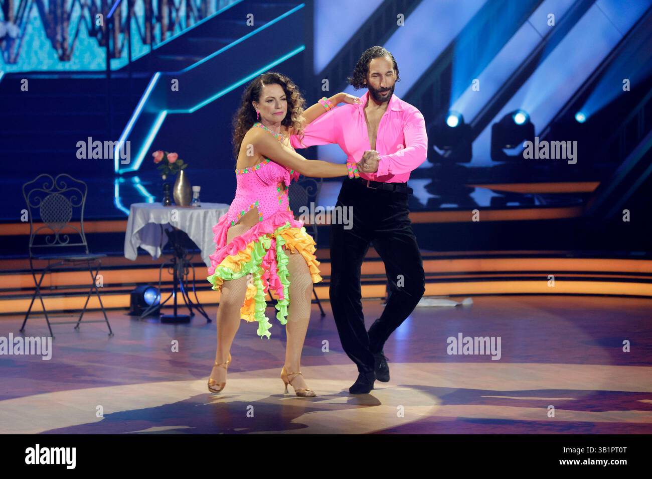 Christine Neubauer mit massimo Sinato in der achten Live-Show der 18. Staffel der RTL-Tanzshow Let S Dance im MMC Coloneum. Köln, 25.04.2025 *** Christine Neubauer con massimo Sinato nell'ottava live show della 18a stagione dello spettacolo di danza RTL Let S Dance al MMC Coloneum di Colonia, 25 04 2025 foto:XR.xSchmiegeltx/xFuturexImagex LETS_dance2504_5520 Foto Stock