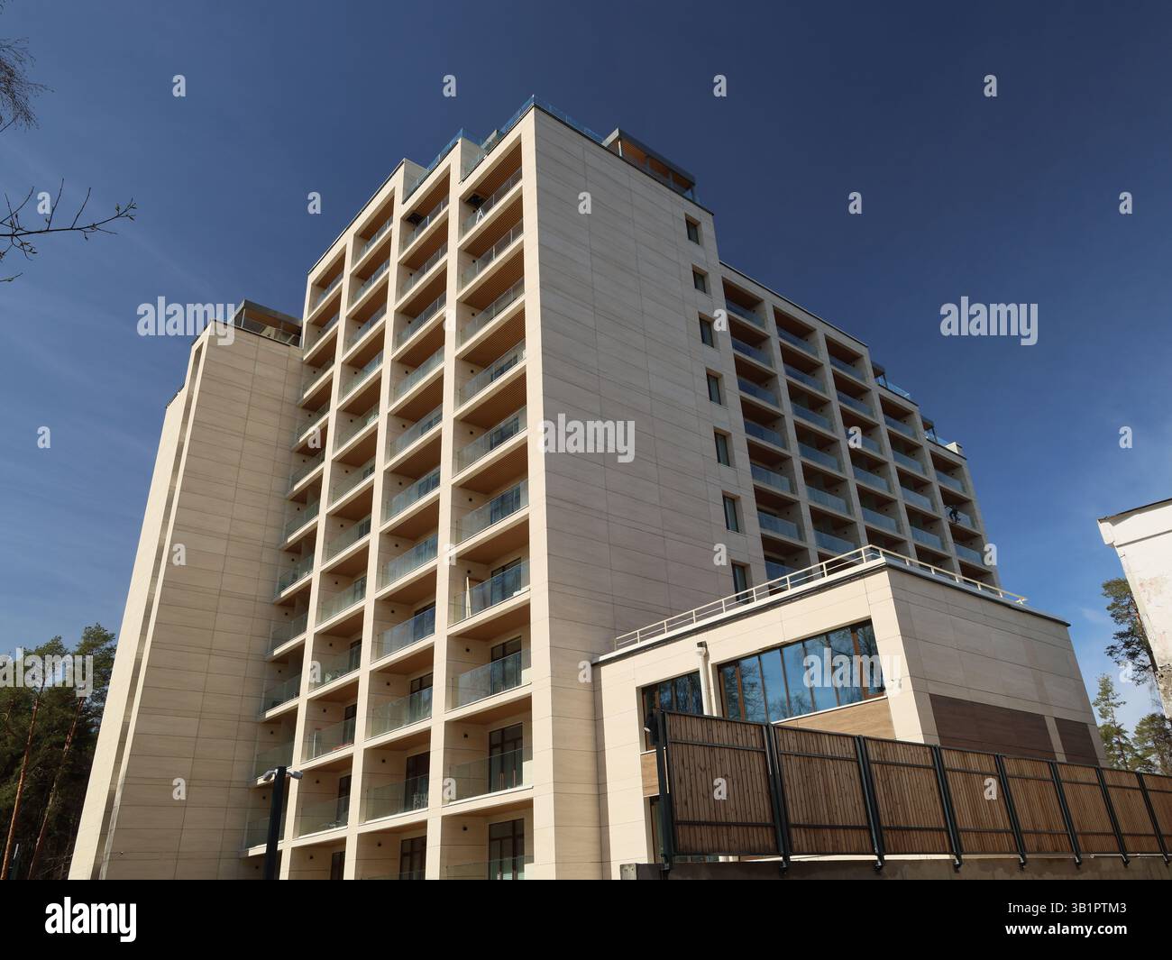 Un moderno edificio architettonico che offre viste panoramiche mozzafiato per tutti Foto Stock