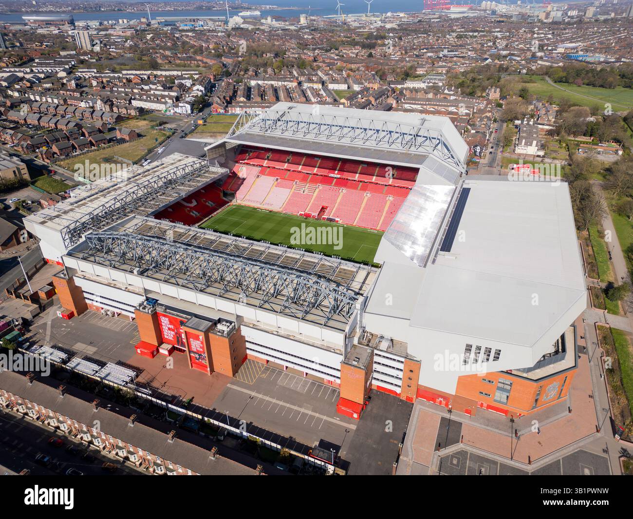 LIVERPOOL, MERSEYSIDE, INGHILTERRA - 06 APRILE 2025: Veduta aerea di Anfield, stadio del Liverpool Football Club, Inghilterra Foto Stock