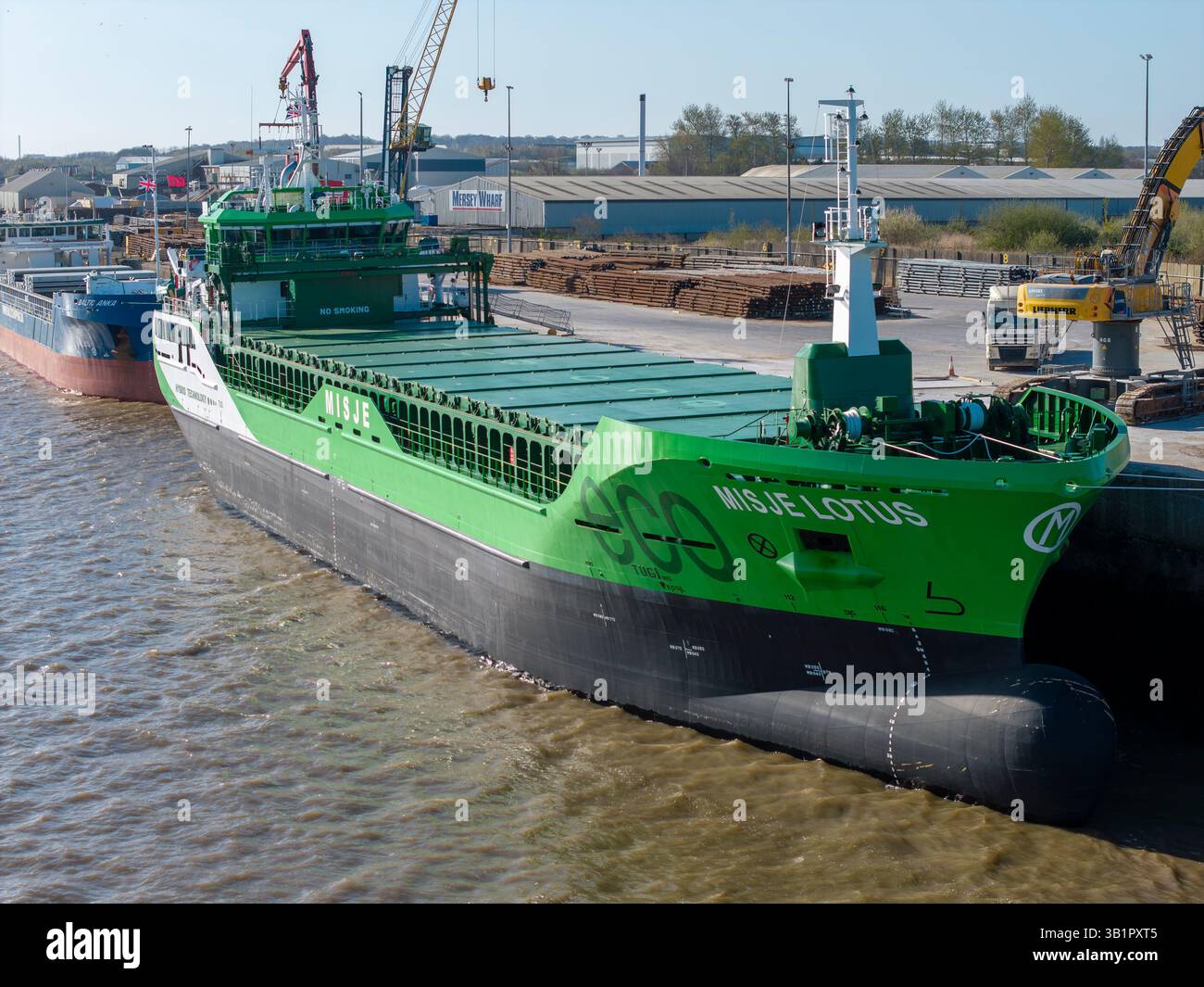 WIRRAL, MERSEYSIDE, INGHILTERRA - 5 APRILE 2025: Nave cargo Eco alimentata a batteria ibrida Misje Lotus ormeggiata al molo di Bromborough, Wirral, Inghilterra Foto Stock