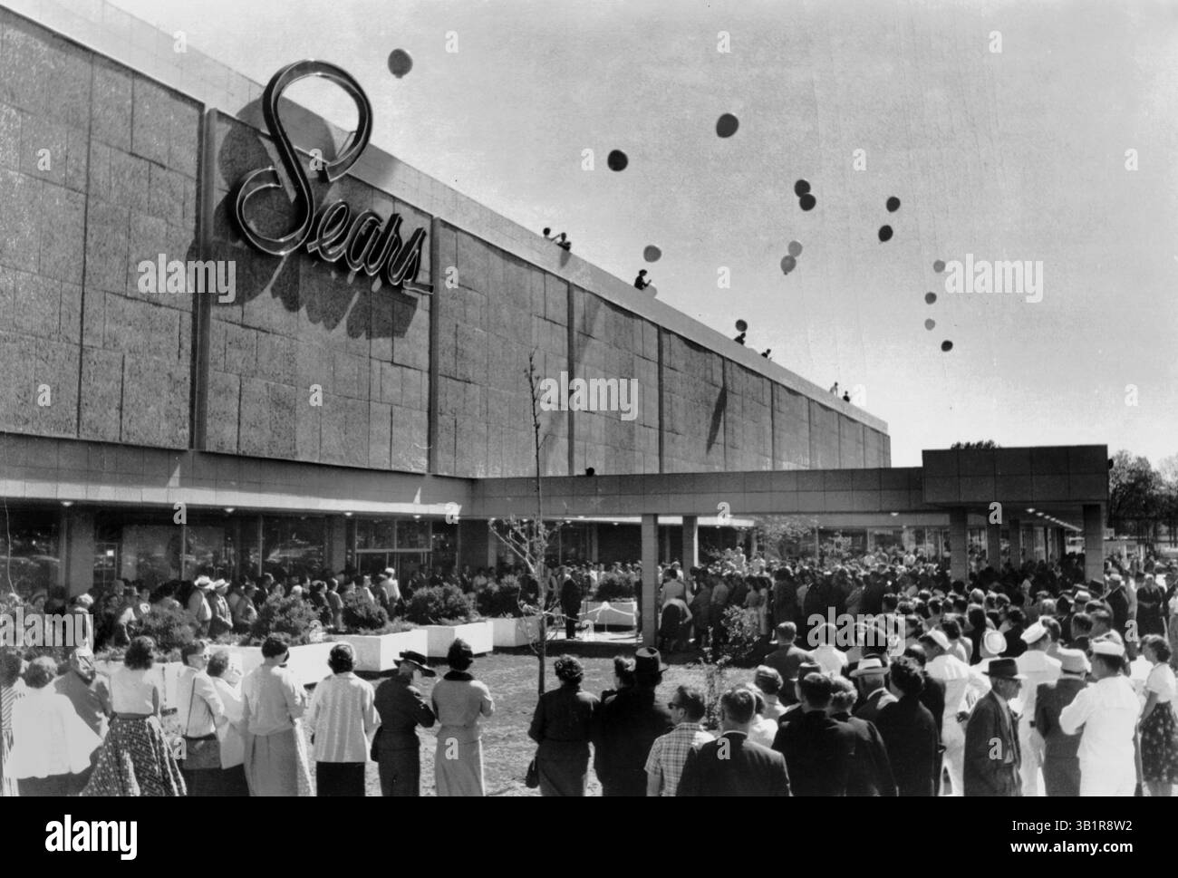 7 maggio 1958 - Memphis, Tennessee, Stati Uniti - Sears, Roebuck and Co. Ha aperto un nuovo negozio da milioni di dollari su Poplar Avenue il 7 maggio 1958. Nel giro di mezz'ora dall'apertura delle porte alle 9:30, il parcheggio delle 1.000 auto era bloccato. Prima del calar della notte, i funzionari della Sears stimarono la folla a più di 25.000 persone e i visitatori serali superarono il totale a 40.000. (Immagine di credito: © The Commercial Appeal/ZUMApress.com) Foto Stock