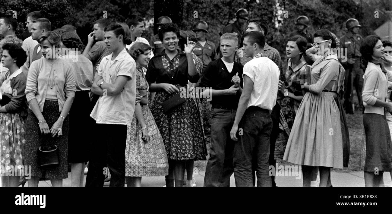 25 settembre 1957 - Little Rock, Arkansas, Stati Uniti - uno dei Little Rock Nine, Minnijean Brown, (centro), parla con uno studente bianco alla Little Rock's Central High School il 25 settembre 1957 dopo che un allarme antincendio suonava per mandare gli studenti all'aperto. Un portavoce dell'esercito ha detto che sono state fatte delle chiamate a manovella per un allarme bomba. Brown e gli altri studenti neri conosciuti come Little Rock Nine hanno ricevuto la Medaglia d'oro del Congresso dal presidente Bill Clinton nel 1999. (Immagine di credito: © The Commercial Appeal/ZUMApress.com) Foto Stock