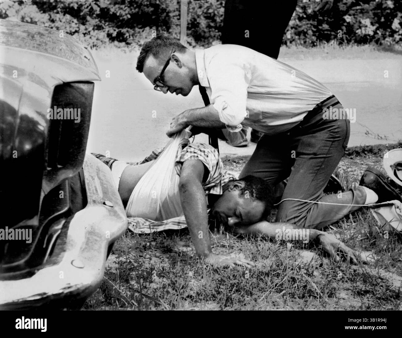 6 giugno 1966 - Hernando, MS, Stati Uniti - Sherwood Ross frequenta James Meredith dopo che gli è stato sparato il 6 giugno 1966 sull'autostrada 51 a circa due miglia a sud di Hernando, signorina. Meredith stava guidando una "marcia contro la paura" per incoraggiare i neri ad esercitare i loro diritti di voto. Meredith, che sfidò la segregazione per iscriversi all'Università del Mississippi nel 1962, completò la marcia da Memphis, Tenn., a Jackson, signorina, dopo aver curato le sue ferite. Aubrey James Norvell ha passato 18 mesi e 24 giorni di condanna a due anni nel penitenziario di Stato del Mississippi a Parchman per la sparatoria. Ross, una radio di 33 anni Foto Stock