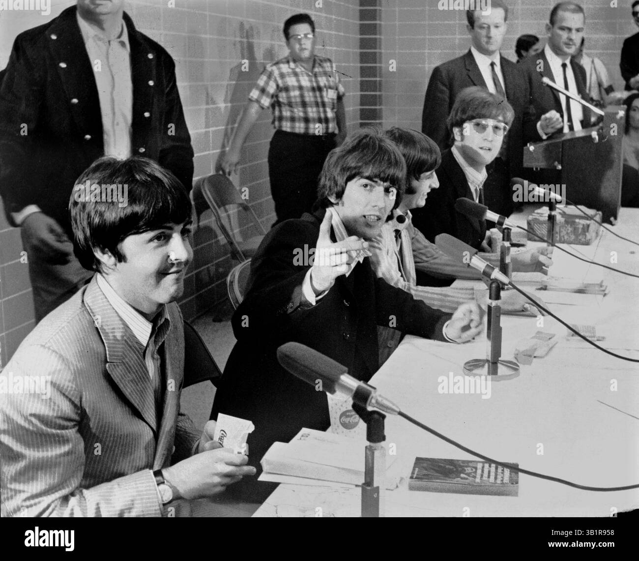19 agosto 1966 - Memphis, Tennessee, Stati Uniti - i Beatles - Paul McCartney, George Harrison, Ringo Starr e John Lennon - a Memphis nel 1966. Hanno dato due esibizioni al Mid-South Coliseum il 19 agosto. Hanno partecipato più di 20.000 fan. Il compianto Fred Griffith, ex fotografo dello staff del Commercial Appeal, ha scattato foto dei Beatles per il giornale. Nel 1991 disse che lui e altri membri della stampa accreditata erano autorizzati a scattare foto durante la conferenza stampa del gruppo al Colosseo. Griffith, ora ricordò di aver visto i Beatles sul retro del Coliseum prima della conferenza stampa. ''il Foto Stock