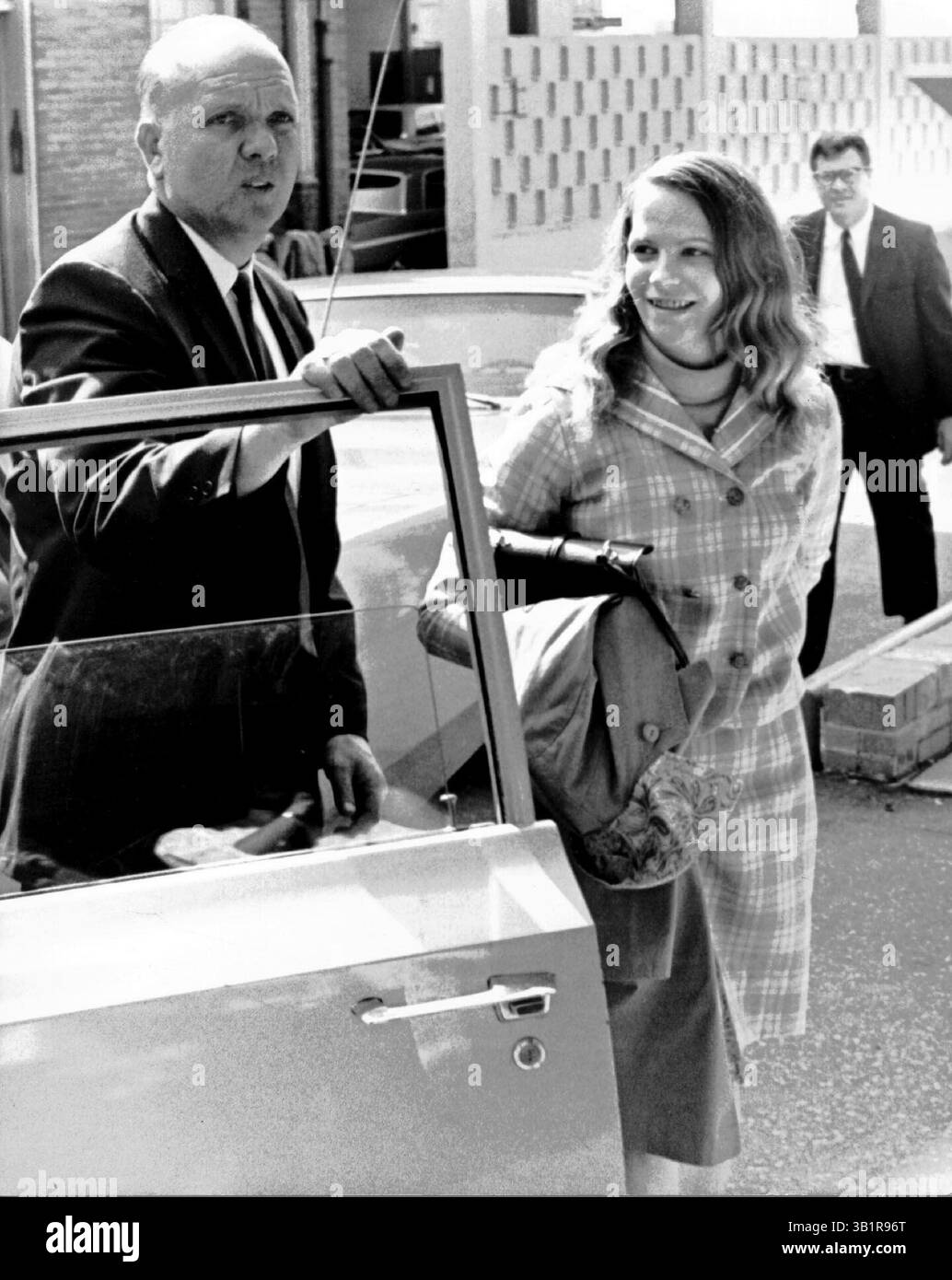 1 marzo 1968 - Memphis, TN, Stati Uniti - Margo Freshwater (CQ) è mostrato in una foto del 1968 marzo con il capitano M.S. Jones della polizia di Memphis. Reshwater, che a 18 anni sembrava più una cheerleader che un assassino, venne a Memphis dall'Ohio alla fine del 1966 per visitare il suo fidanzato in prigione. Ha avuto una relazione con il suo avvocato, Glenn Nash, e, per ragioni che nessuno ha spiegato, la coppia è andata in una follia in cui un tassista, un lavoratore di un negozio di alcolici e un direttore di un negozio di alimentari sono stati uccisi a morte. Nash fu giudicato mentalmente incompetente a subire un processo, ma Freshwater fu condannato all'ergastolo. Fuggì nel 1970 e fu ricattù Foto Stock