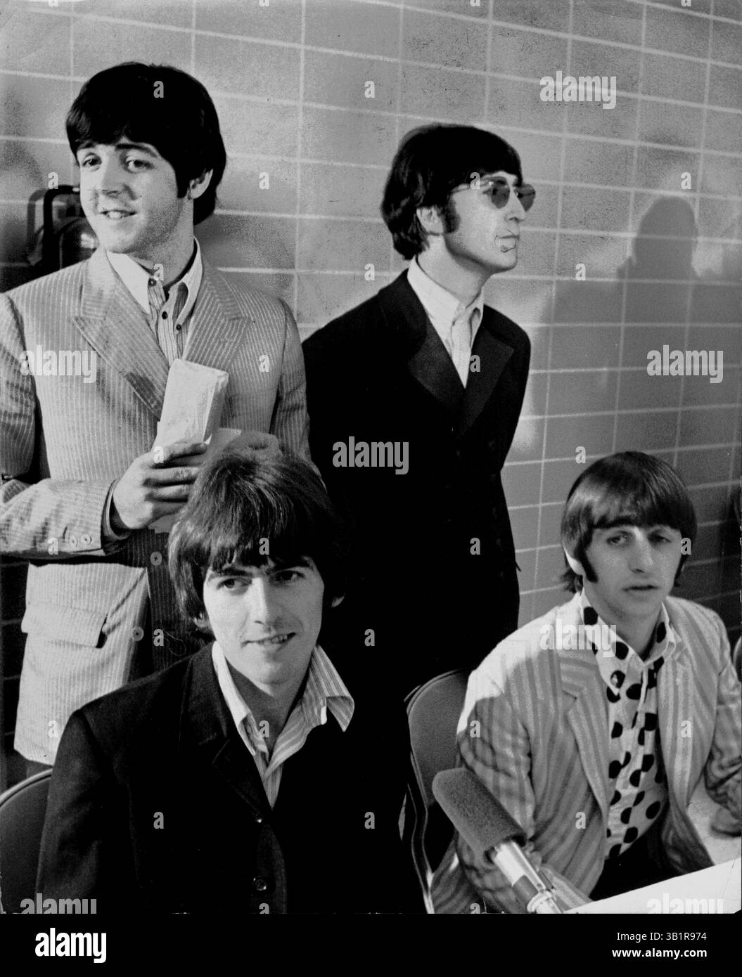 19 agosto 1966 - Memphis, Tennessee, Stati Uniti - i Beatles - Paul McCartney, George Harrison, Ringo Starr e John Lennon - a Memphis nel 1966. Hanno dato due esibizioni al Mid-South Coliseum il 19 agosto. Hanno partecipato più di 20.000 fan. Il defunto Fred Griffith, ex fotografo dello staff per il Commercial Appeal, ha scattato delle foto. I Beatles per il giornale. Nel 1991 disse che lui e altri membri della stampa accreditata erano autorizzati a scattare foto durante la conferenza stampa del gruppo al Colosseo. Griffith, ora ricordò di aver visto i Beatles sul retro del Coliseum prima della conferenza stampa. ''loro W Foto Stock