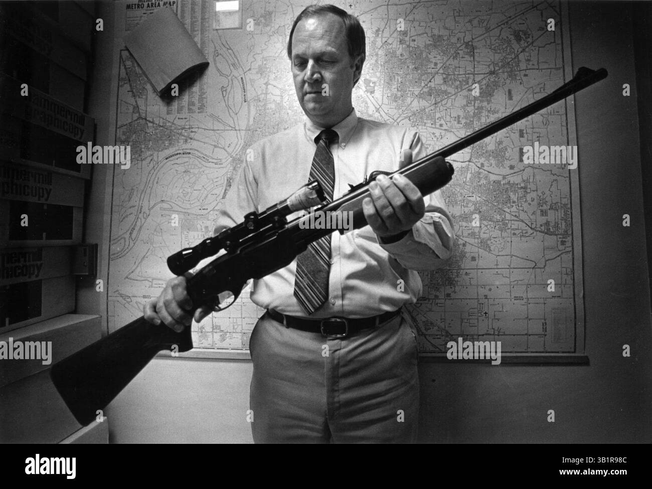 4 aprile 1968 - Memphis, Tennessee, Stati Uniti - Ben Holley, supervisore della proprietà statale e sala prove, detiene il fucile Remington 30,06 utilizzato da James Earl Ray nell'1968 uccisione del Dr. Martin Luther King Jr. Lo stato ha ancora il possesso della pistola che è tenuta chiusa in una stanza delle prove al Centro di giustizia penale. La fotografia è stata scattata il 25 luglio 1991. (Immagine di credito: © The Commercial Appeal/ZUMApress.com) Foto Stock