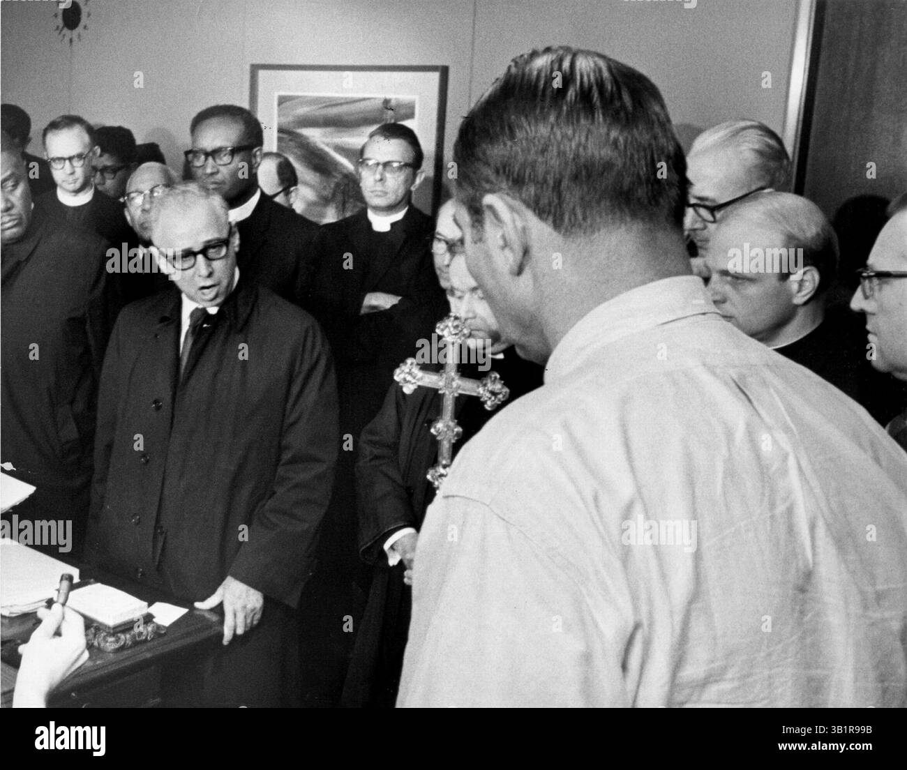 5 aprile 1968 - Memphis, TN, Stati Uniti - quando 300 ministri bianchi e neri decisero di confrontarsi con il sindaco Henry Loeb il 5 aprile 1968 per chiedergli di porre fine allo sciopero dei servizi igienici, il rabbino James A. Wax parlò a nome della delegazione. Wax, presidente dell'Associazione dei Ministri di Memphis, ha fatto un appello basato sulla giustizia razziale. In precedenza, l'associazione ha approvato una risoluzione che chiede la fine dello sciopero e il riconoscimento sindacale. I ministri avevano marciato verso l'ufficio di Loeb nel municipio dalla cattedrale episcopale di St. Mary su Poplar Avenue, guidati dal reverendo W. A. Dimmick, che portava una grande croce d'oro su una B. Foto Stock