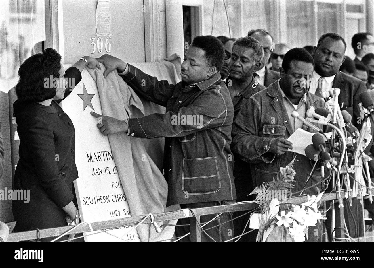 2 maggio 1968 - Memphis, Tennessee, Stati Uniti - Coretta Scott King e A.D. King svelano una targa sul balcone del Lorraine Motel per il lancio della campagna dei poveri il 2 maggio 1968. Ralph Abernathy parla a destra. L'evento fu un mese dopo l'assassinio di Martin Luther King del 4 aprile in questo luogo. A.D. King, unico fratello di Martin, fu trovato morto nella sua piscina di Atlanta nel luglio 1969. (Immagine di credito: © The Commercial Appeal/ZUMApress.com) Foto Stock