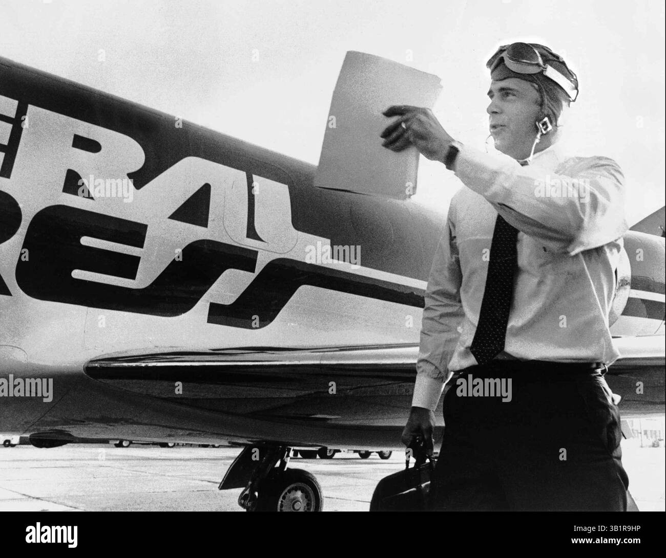 1 ottobre 1983 - Memphis, TN, Stati Uniti - (Fred Smith) Frederick W. Smith ondata agli spettatori mentre sale a bordo del primo fanjet Falcon della Federal Express Corp., che è stato consegnato allo Smithsonian Institution's National Air and Space Museum di Washington, D.C. dove doveva essere esposto nell'ottobre 1983. Smith, presidente della FEC, volò l'aereo da Memphis alla Andrews Air Force base nel Maryland alla fine di agosto 1983. Il museo ha cercato l'aereo perché la Federal Express ha fatto la storia creando un'industria di espresso aereo. (Immagine di credito: © The Commercial Appeal/ZUMApress.com) Foto Stock