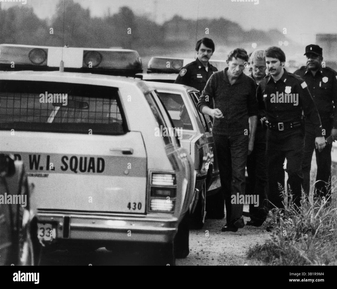 27 settembre 1983 - Memphis, Tennessee, Stati Uniti - la polizia cittadina discute le accuse di traffico con Jerry Lee Lewis dopo aver fermato la Cadillac El Dorado blu scuro dell'intrattenitore sulla i-55, a sud dell'uscita di Brooks Road, poco prima delle 7 del mattino 27 settembre 1983. La polizia ha detto che Lewis era a cavallo quando hanno fermato la macchina, che era diretta a sud verso la casa di Lewis nella contea di DeSoto, signorina. Lewis ha accettato di fare un test di intoximeter e l'ha superato, hanno detto gli agenti. Gli è stata data una citazione sul traffico, che gli ha addebitato di non avere la targa, a cavallo e di guidare senza patente. La polizia ha permesso a Lewis di leav Foto Stock