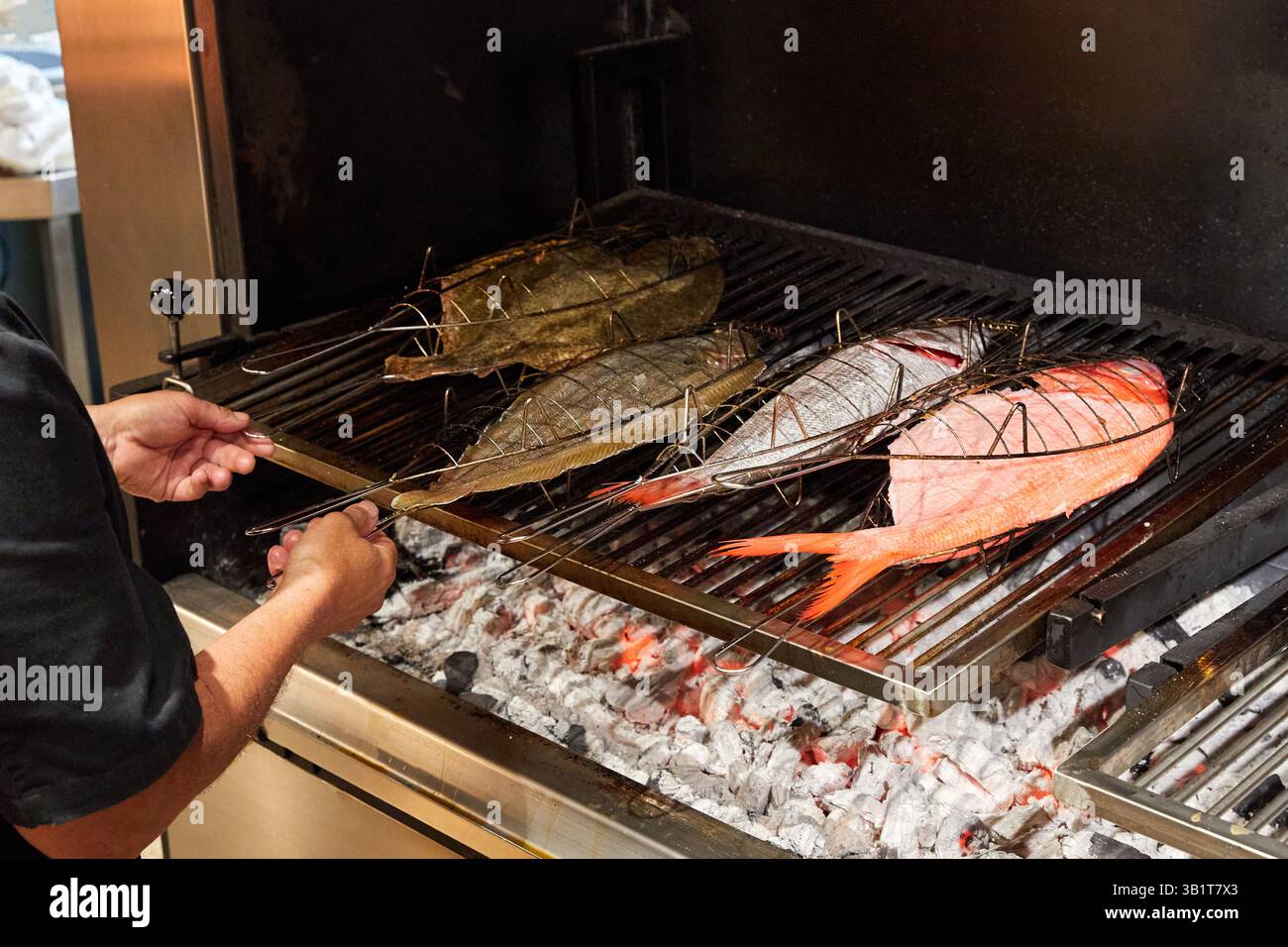 Grigliate di pesce su un ristorante grill, Gipuzkoa, Paesi Baschi, Spagna. Foto Stock