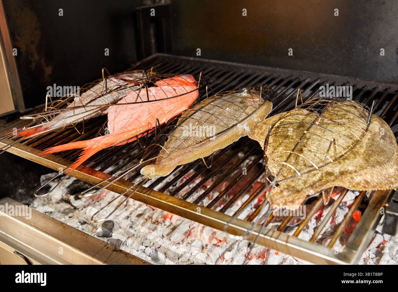Pesce alla griglia di un ristorante, Gipuzkoa, Paesi Baschi, Spagna. Foto Stock