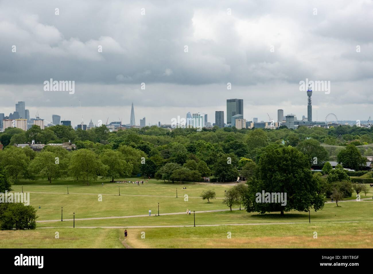 Vista di Londra dalla collina Primrose in un giorno d'estate nuvoloso Foto Stock