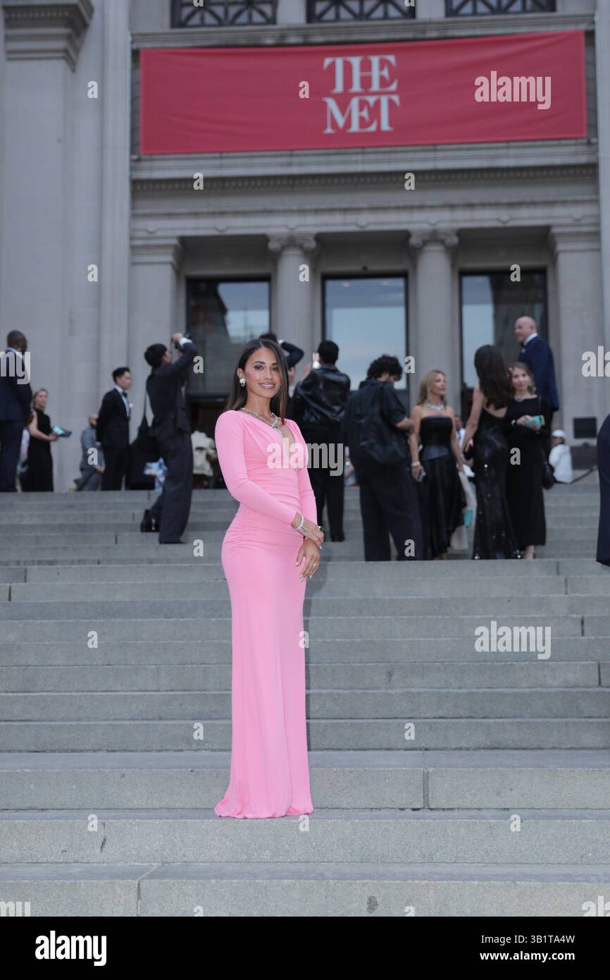 New York. 25 aprile 2025. NEW YORK, NEW YORK - APRILE 25: Antonela Roccuzzo partecipa alla celebrazione di Tiffany & Co. Del lancio del Libro Blu 2025: Mare di meraviglia al Metropolitan Museum of Art il 25 aprile 2025 a New York. L'evento esclusivo ha svelato l'ultima collezione di gioielli Tiffanys ispirati alla bellezza e al mistero dell'oceano, attirando celebrità, icone della moda e leader del settore. (FOTO: Giada Papini Rampelotto/EuropaNewswire). Credito: dpa/Alamy Live News Foto Stock